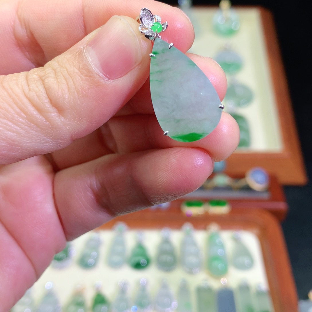 翡翠颈饰18K金镶嵌天然翡翠吊坠a货