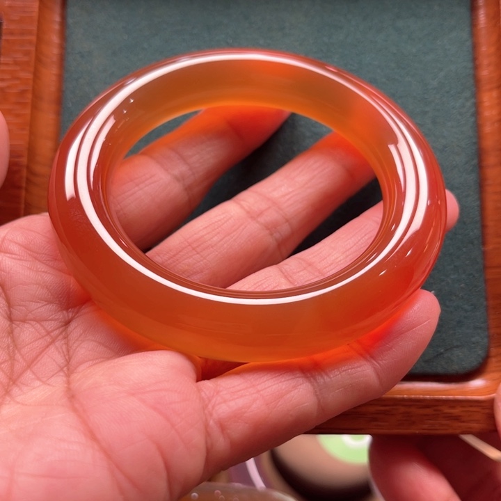 玛瑙/玉髓手镯未镶嵌大*銮