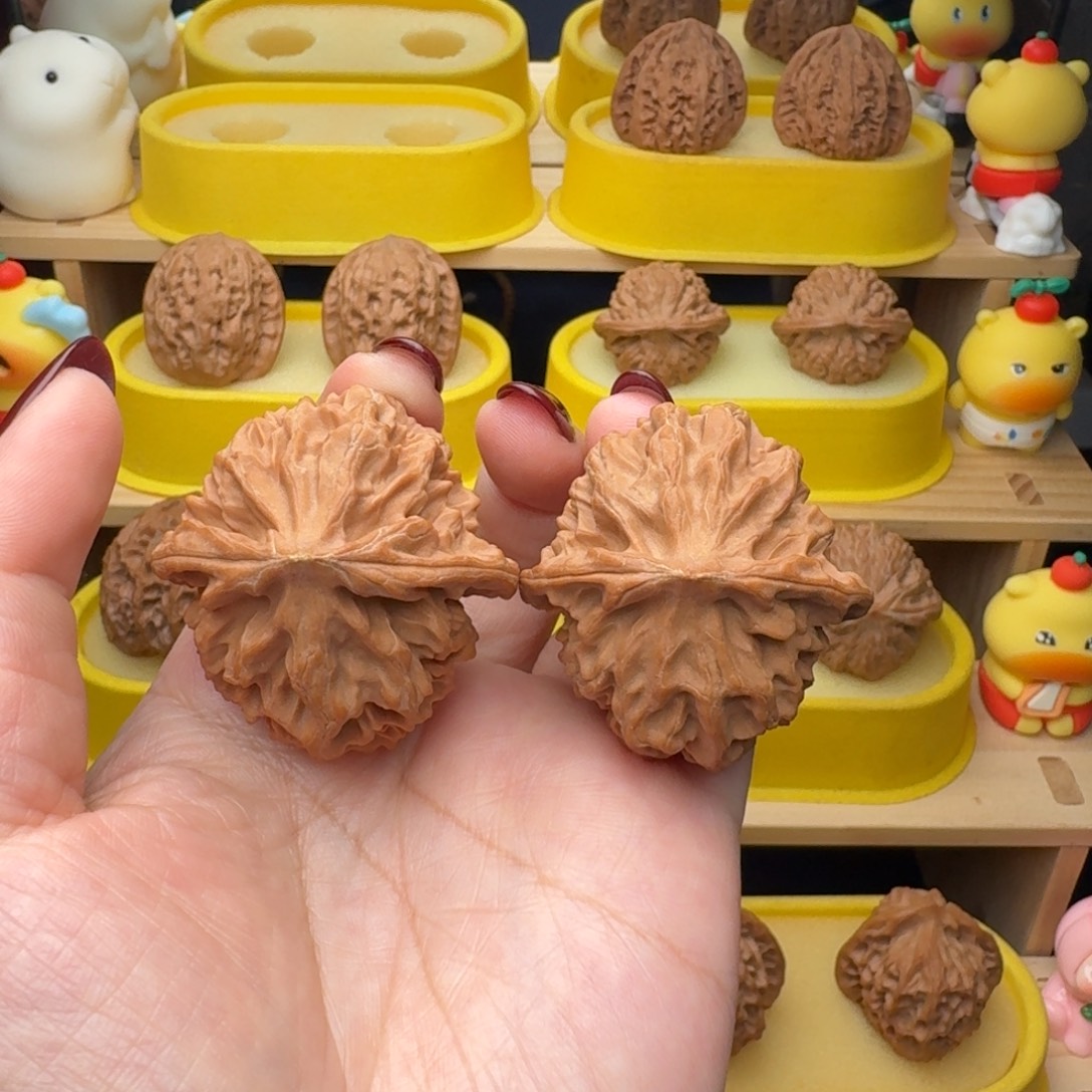 文玩核桃吊坠41+龙鳞宝相花狮子头微瑕水尖（全品）