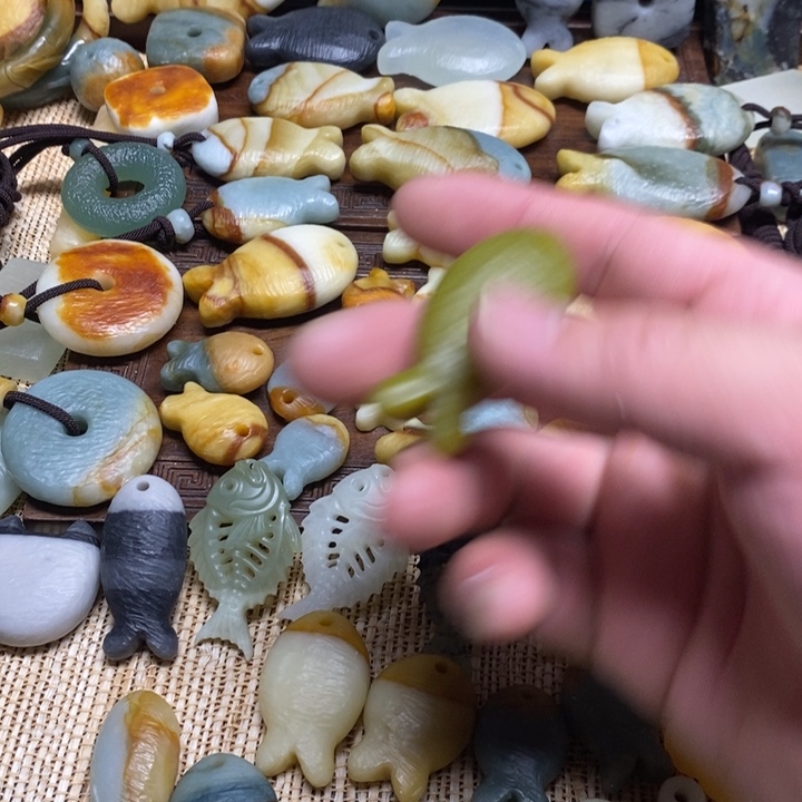黑***饰蛇纹石玉未镶嵌颈饰