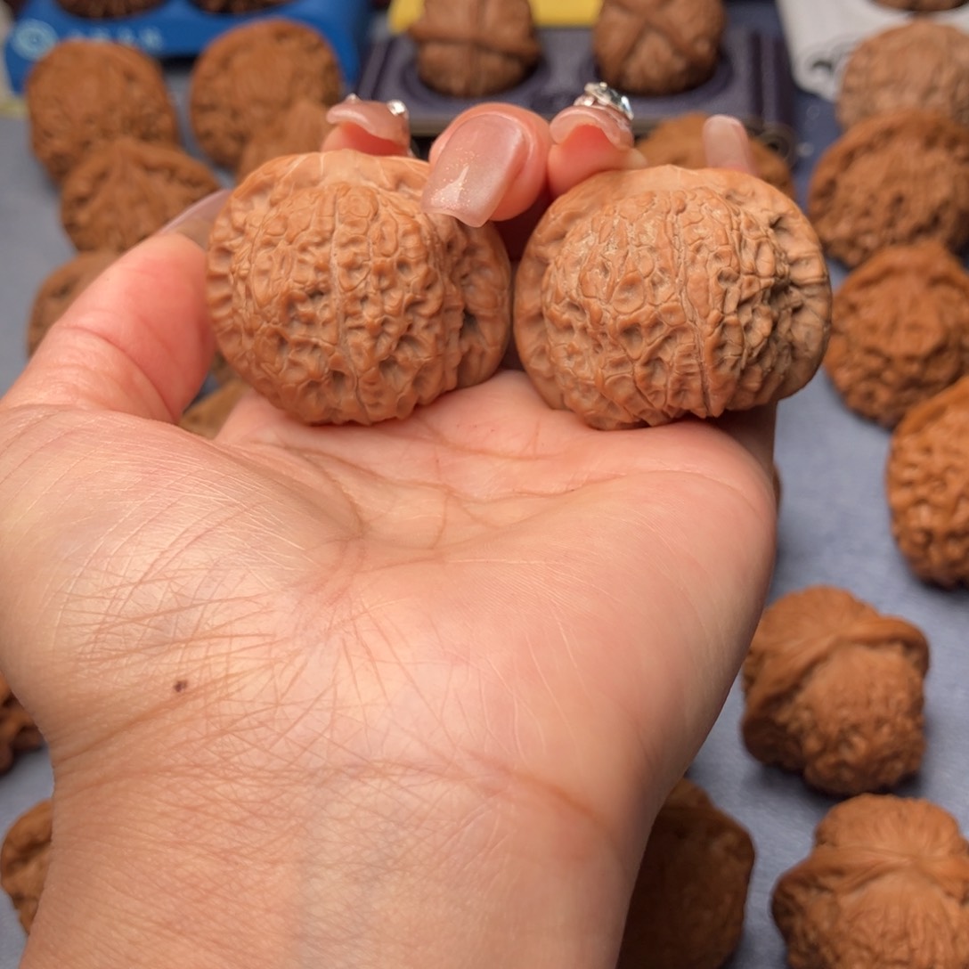 文玩核桃把件刘*血麒麟