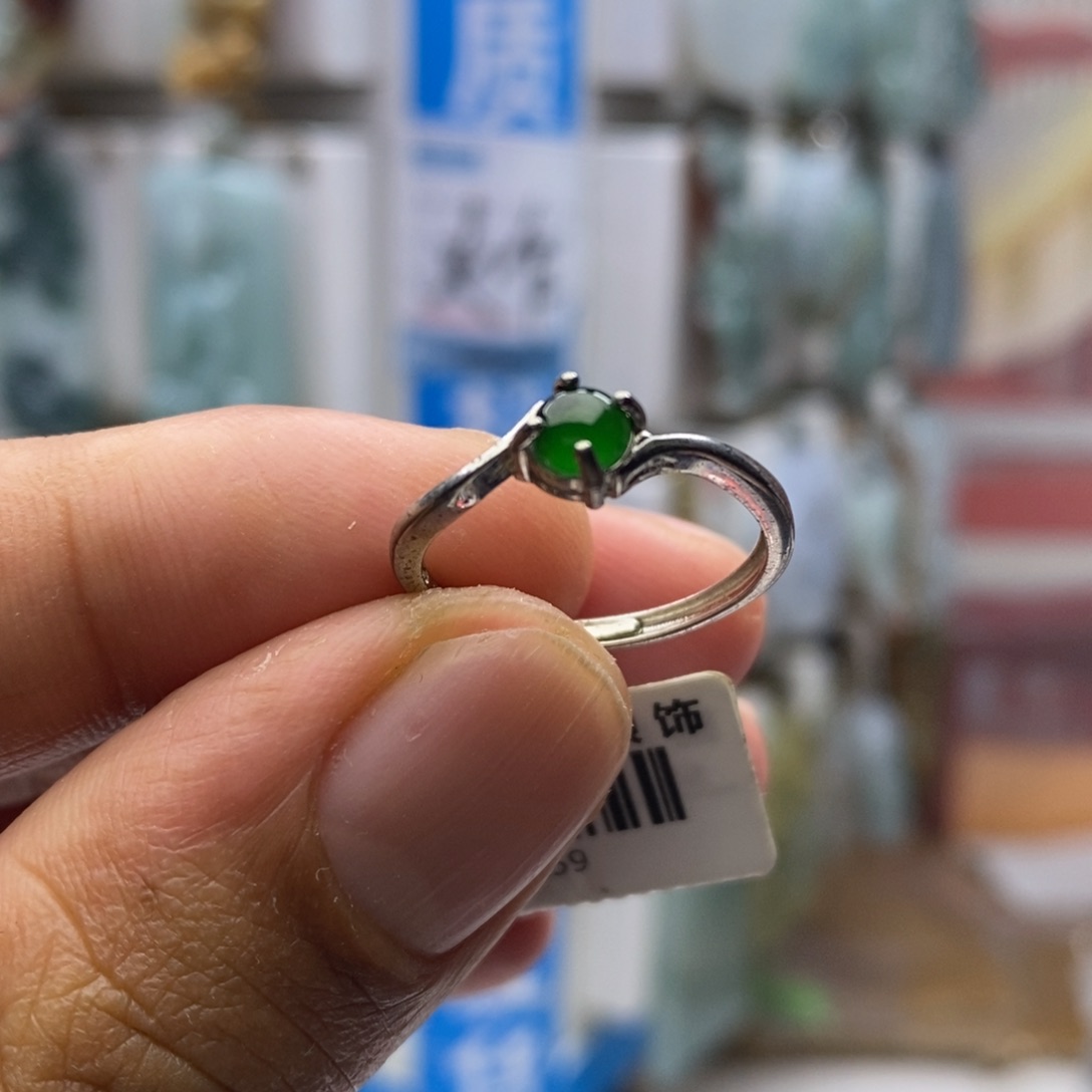 翡翠颈饰未镶嵌戒指