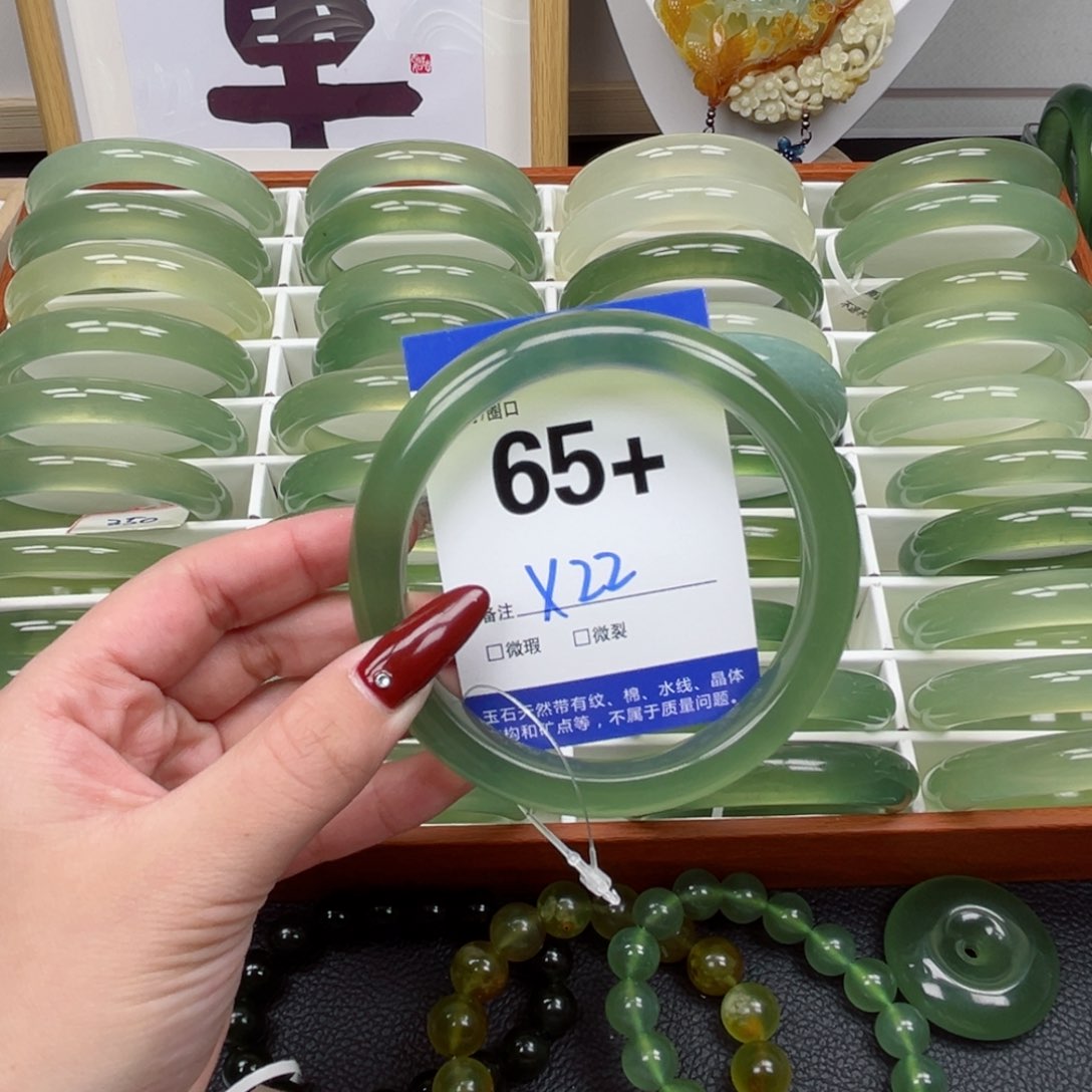 蛇纹石玉手镯未镶嵌上*签