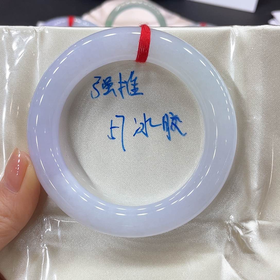 翡翠手镯未镶嵌翡翠手镯