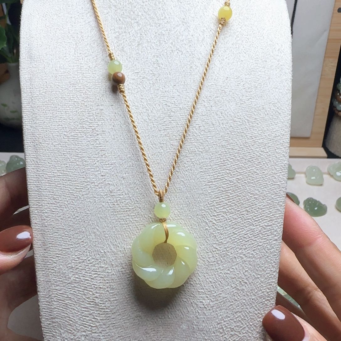 和田玉未镶嵌颈饰