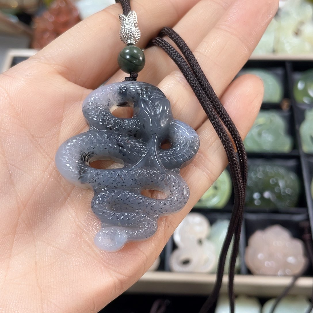 蛇纹石玉颈饰合金