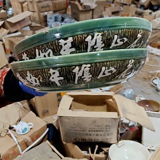 瓷片盘子碗茶壶啥都有