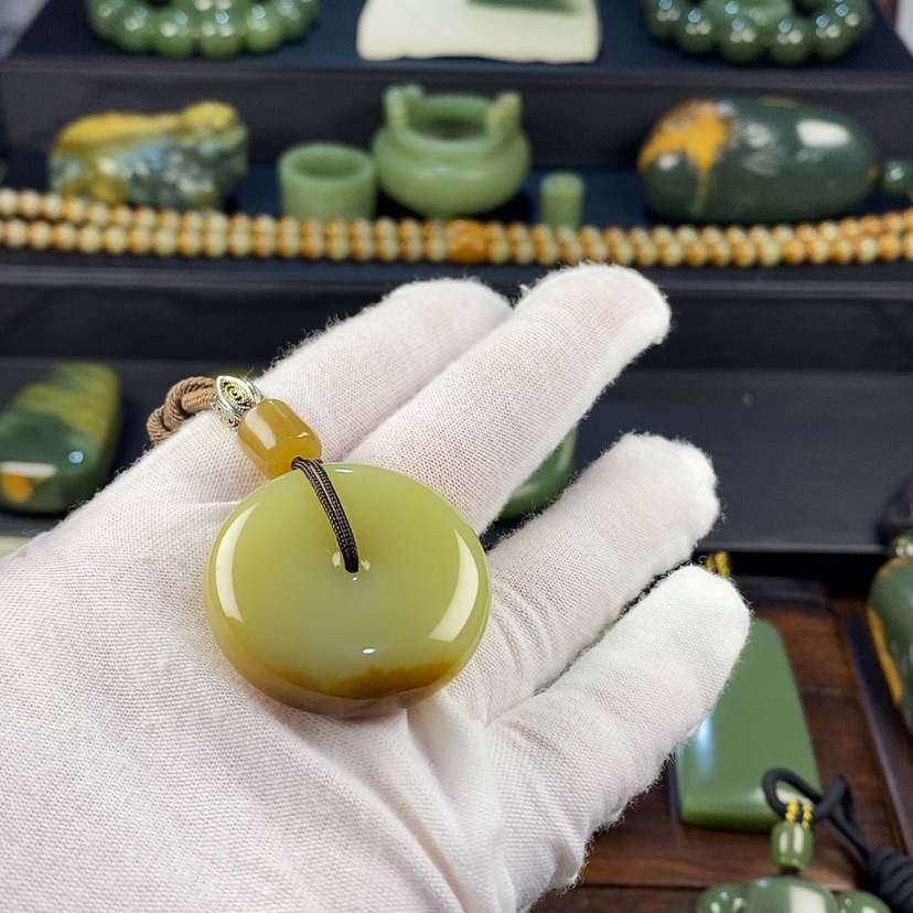 【闪购商品】岫岩老玉（透闪石质玉）颈饰未镶嵌往**风