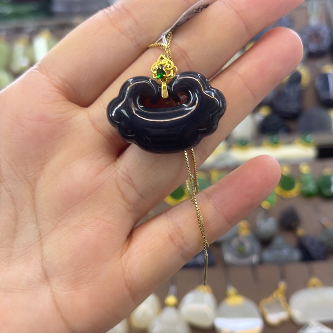 和田玉18K金镶嵌吊坠(赠链)