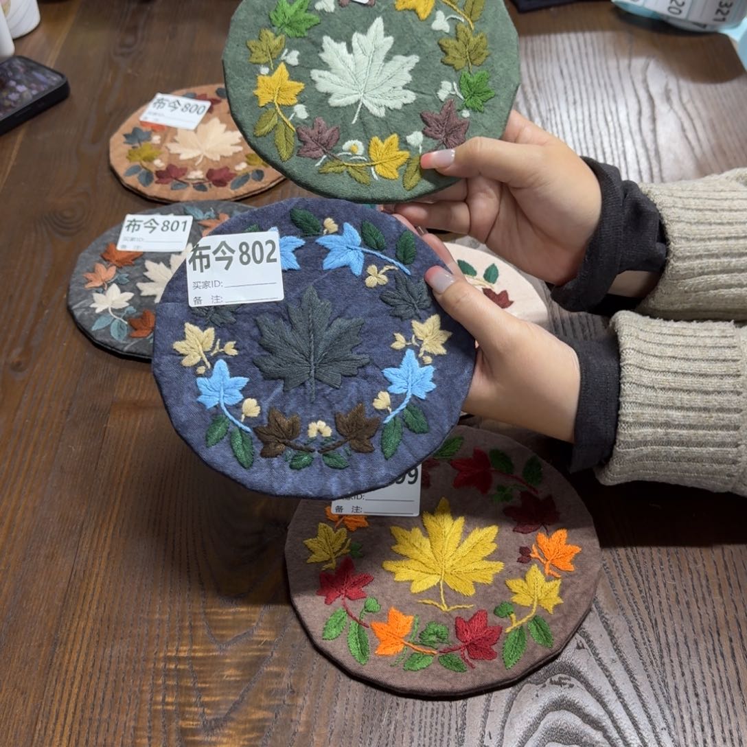 一****刺绣145802两张枫叶杯垫