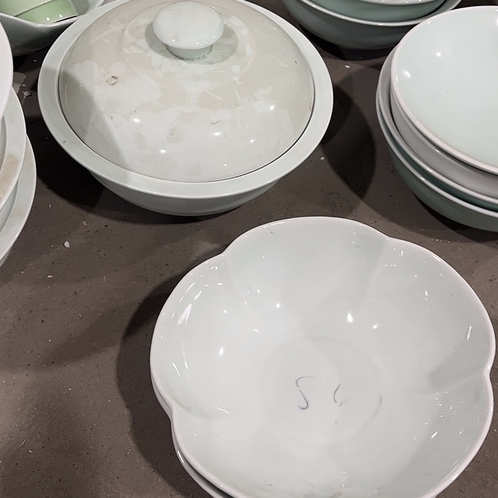 栗***T瓷片梅花大碗两个微瑕包邮