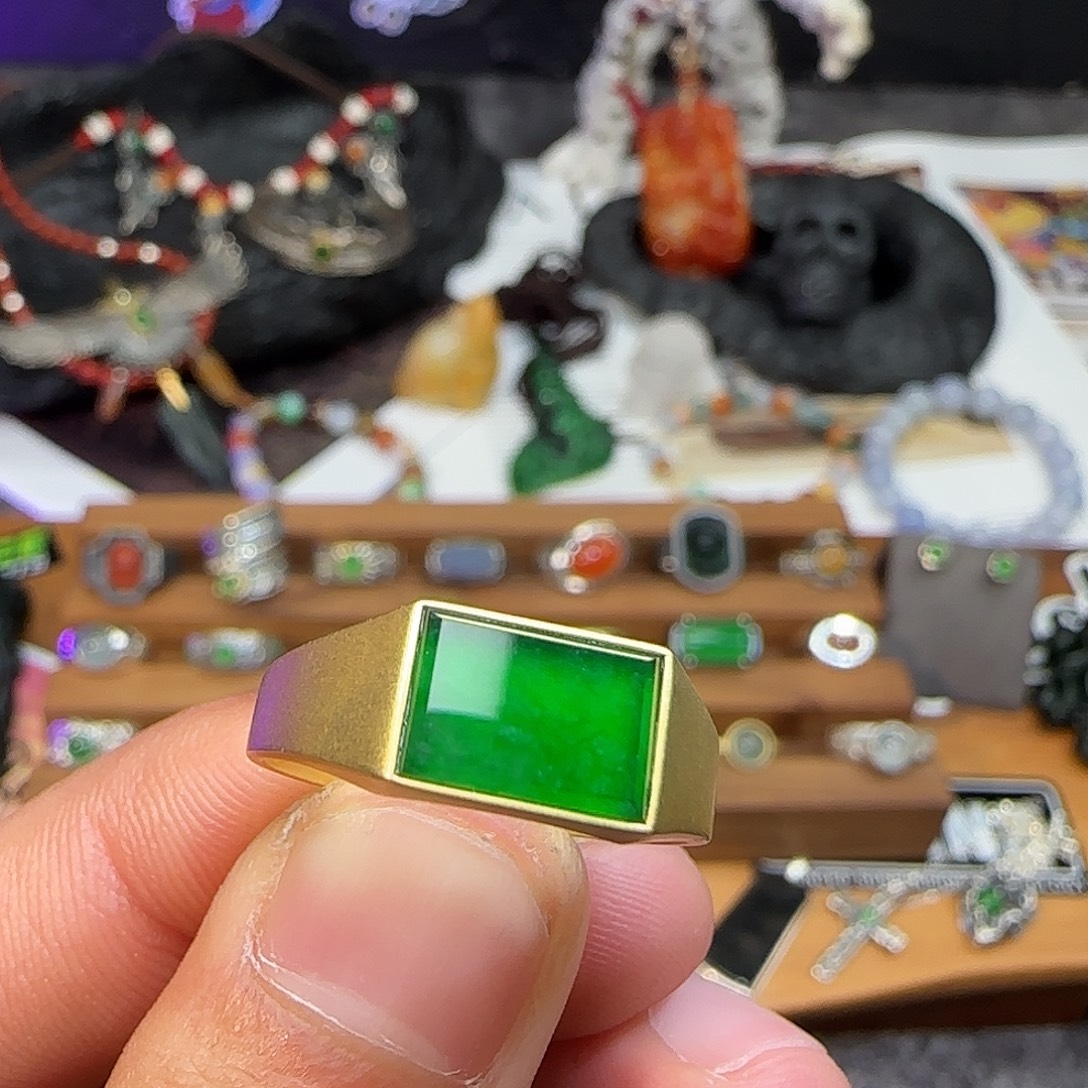 睡***子翡翠18K金镶嵌戒指