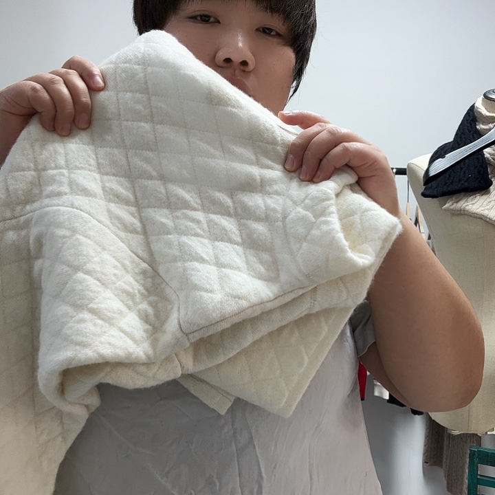 白色菱形格开衫。     