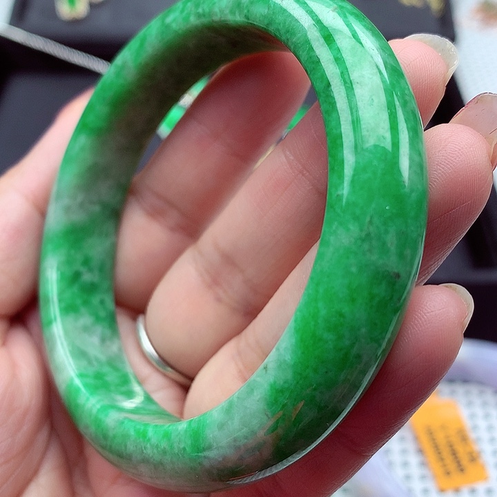 翡翠手镯未镶嵌翡翠