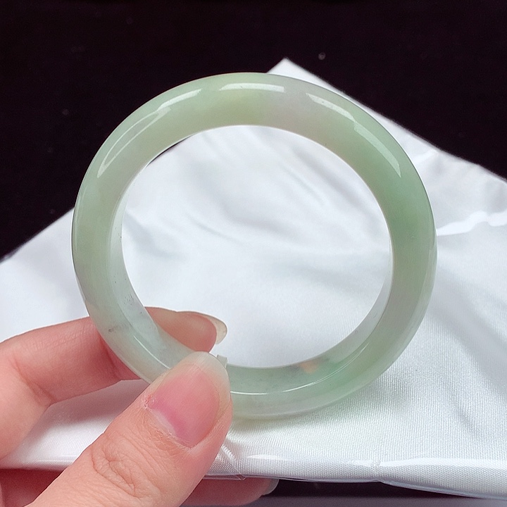 翡翠手镯未镶嵌翡翠