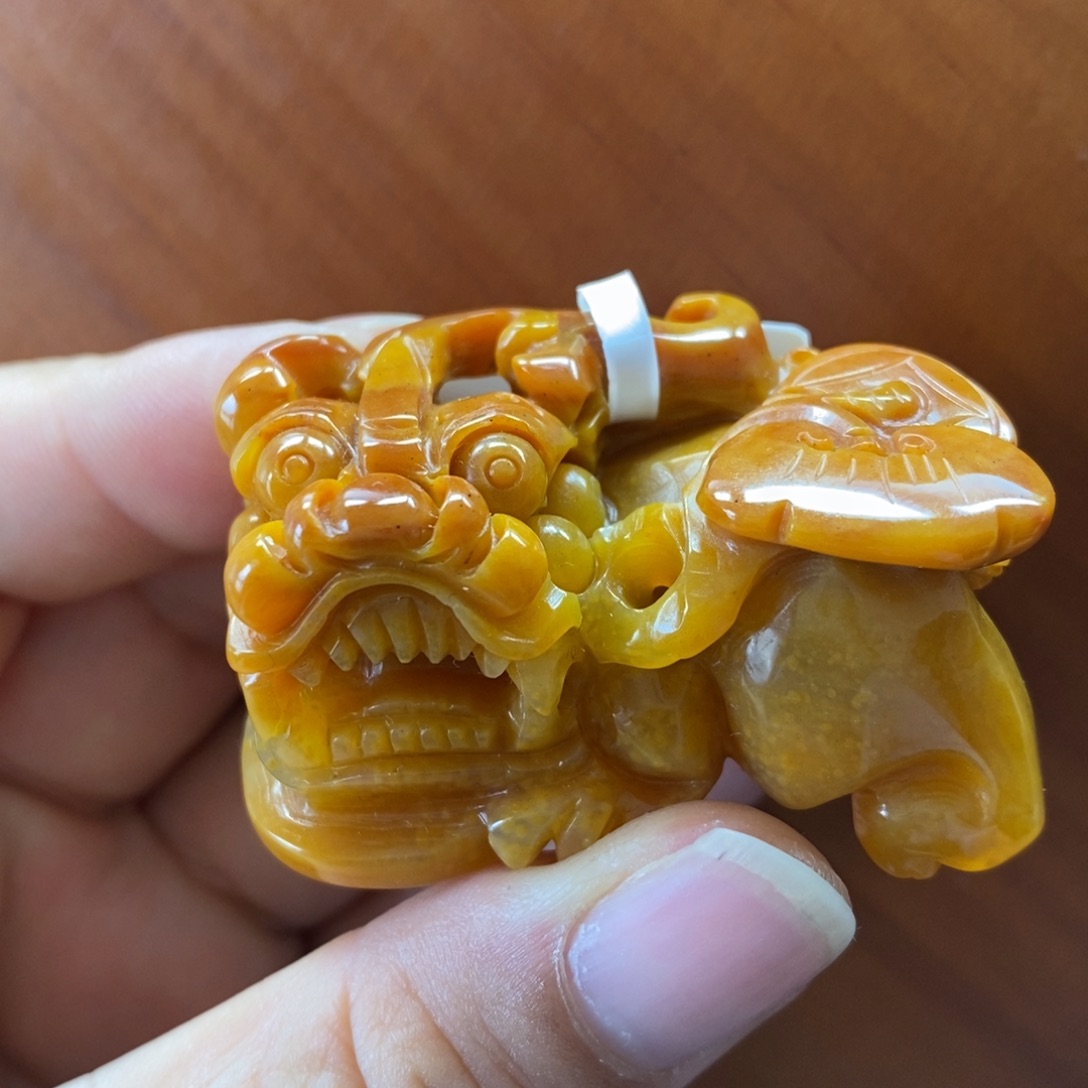 石英质玉（黄龙玉）未镶嵌颈饰小手把