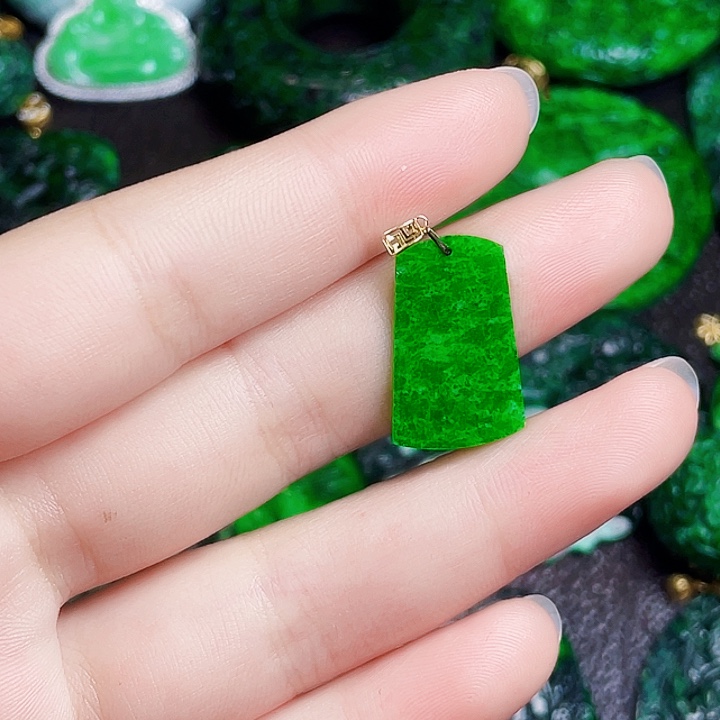 翡翠18K金镶嵌颈饰多样性