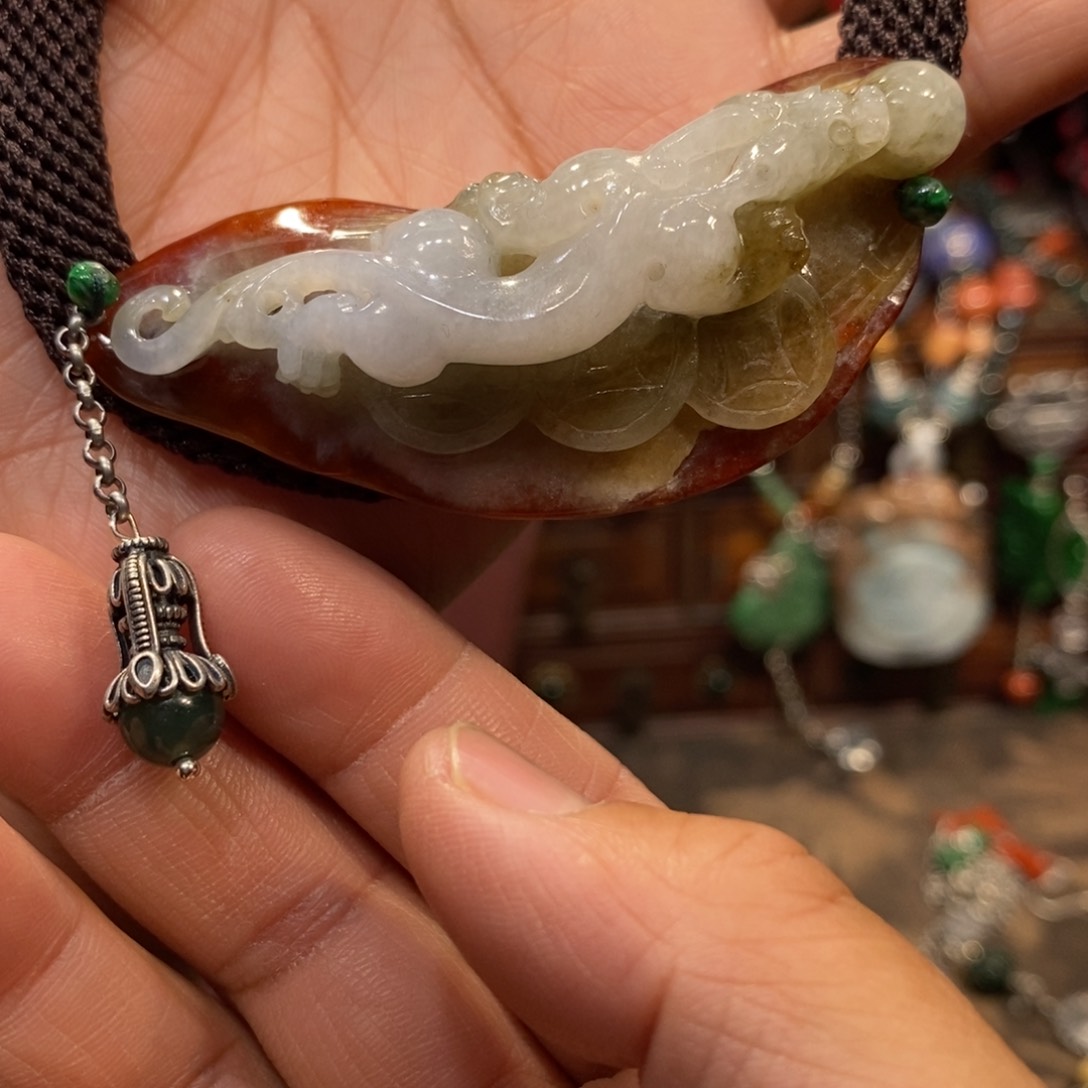 翡翠吊坠(赠链)未镶嵌