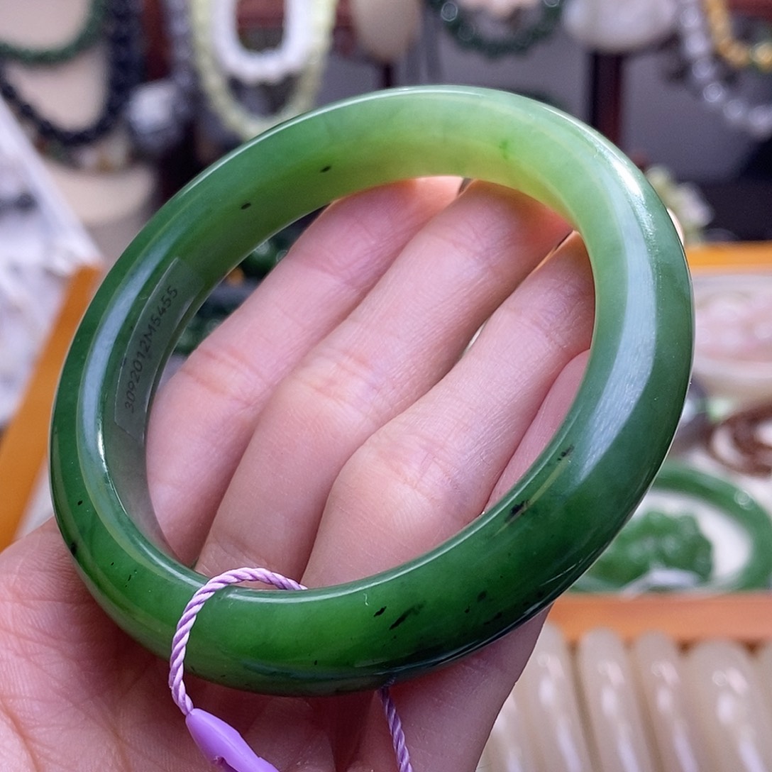 和田玉碧玉绿白手镯55圈口未镶嵌