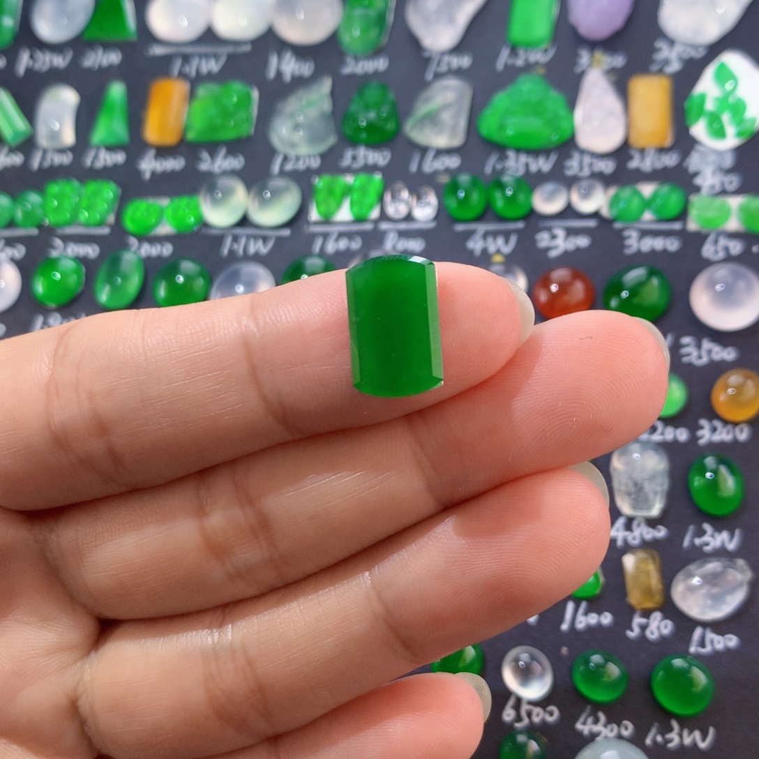 翡翠未镶嵌颈饰鞍面