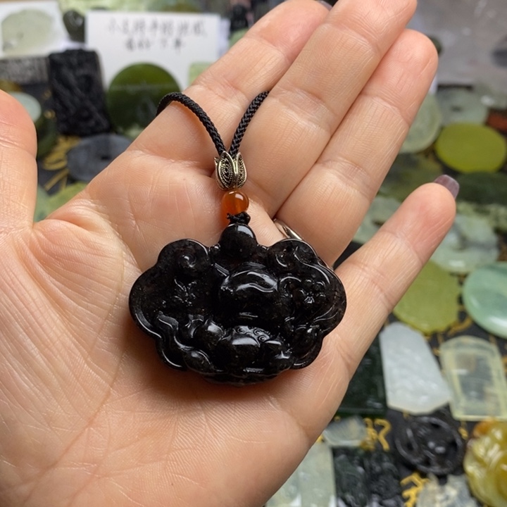 蛇纹石玉颈饰合金