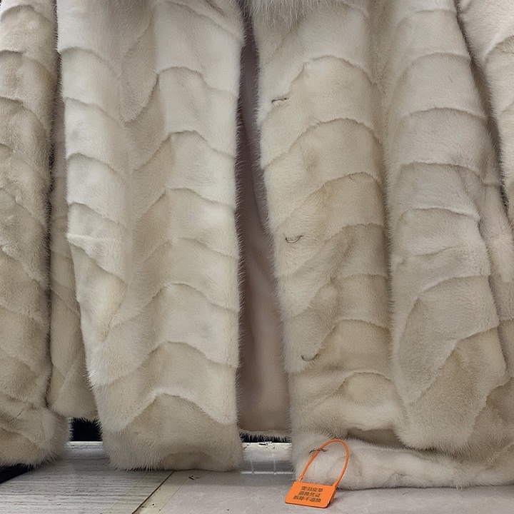 白色的皮草111115556