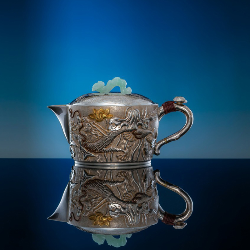呆坐|寸发标手作高浮雕錾刻嵌金游龙戏凤江山壶