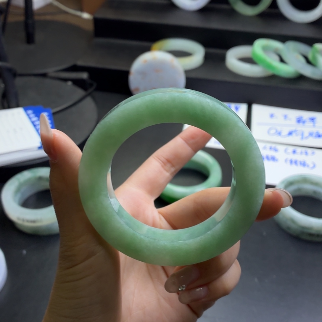 H***H定制翡翠未镶嵌翡翠手镯