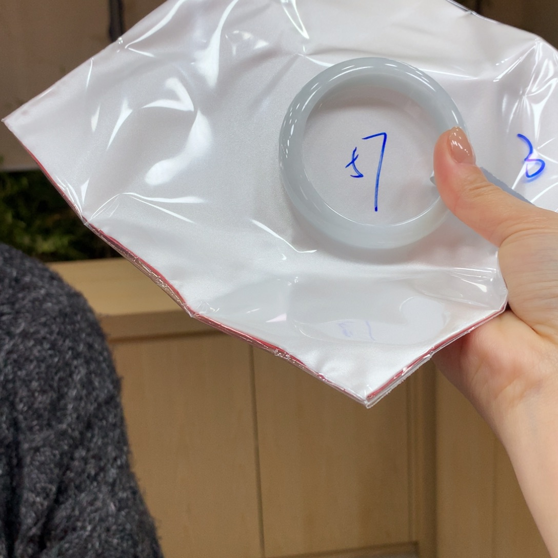 翡翠手镯未镶嵌不退不换