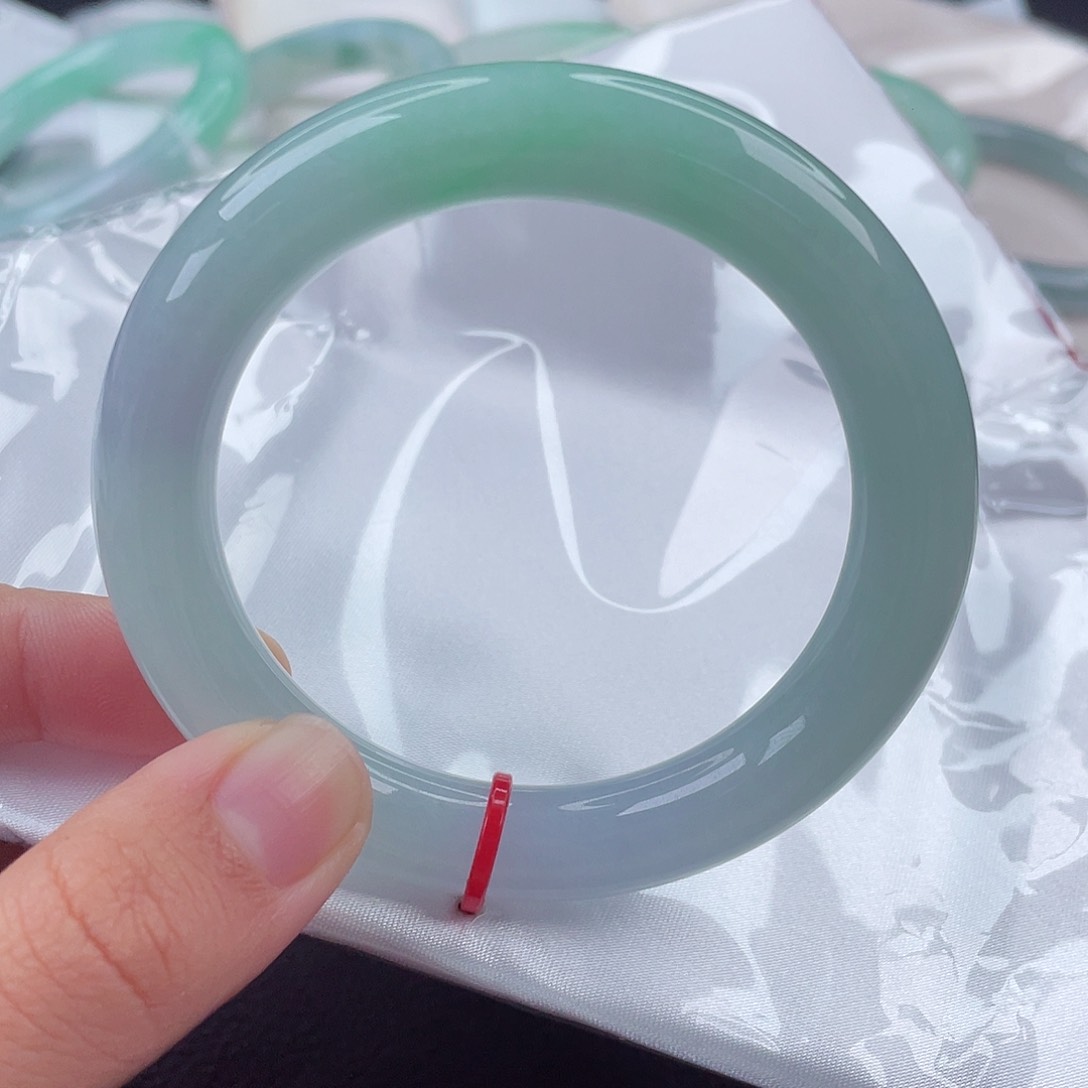 翡翠手镯（圆镯）未镶嵌53-54圈