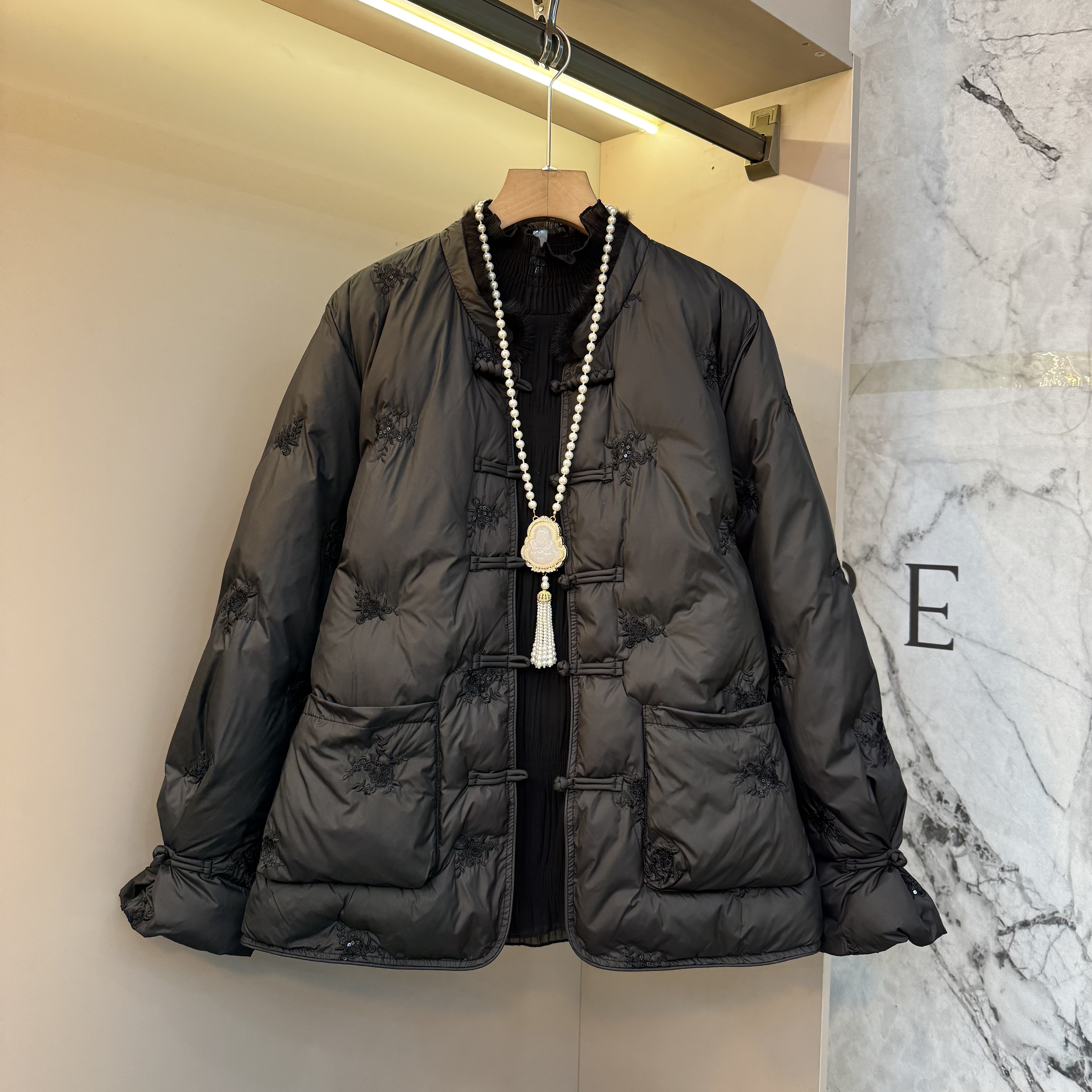 2025气质端庄国风盘扣洋气减龄宽松刺绣亮片时尚大码显瘦外套2569