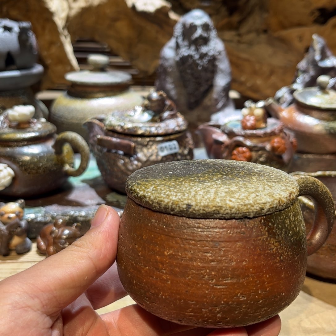 柴烧马克杯。        