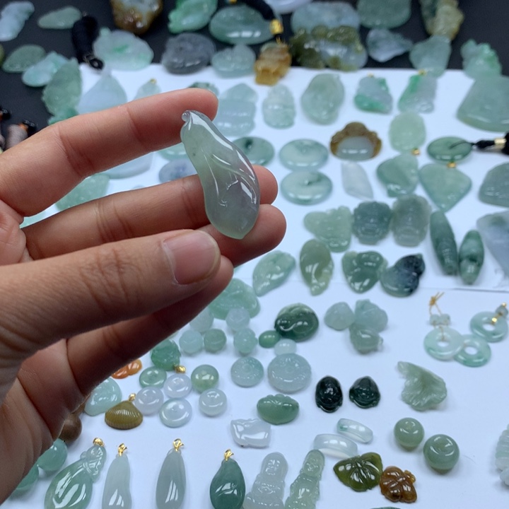 翡翠颈饰未镶嵌玉兰花