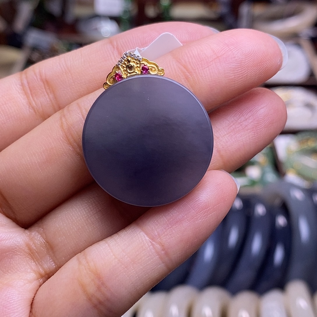 颈饰未镶嵌和田玉毕业级老坑料冰浓烟紫金镶圆牌