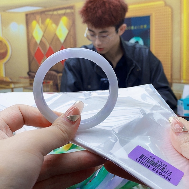 潘****翡翠未镶嵌手镯00……