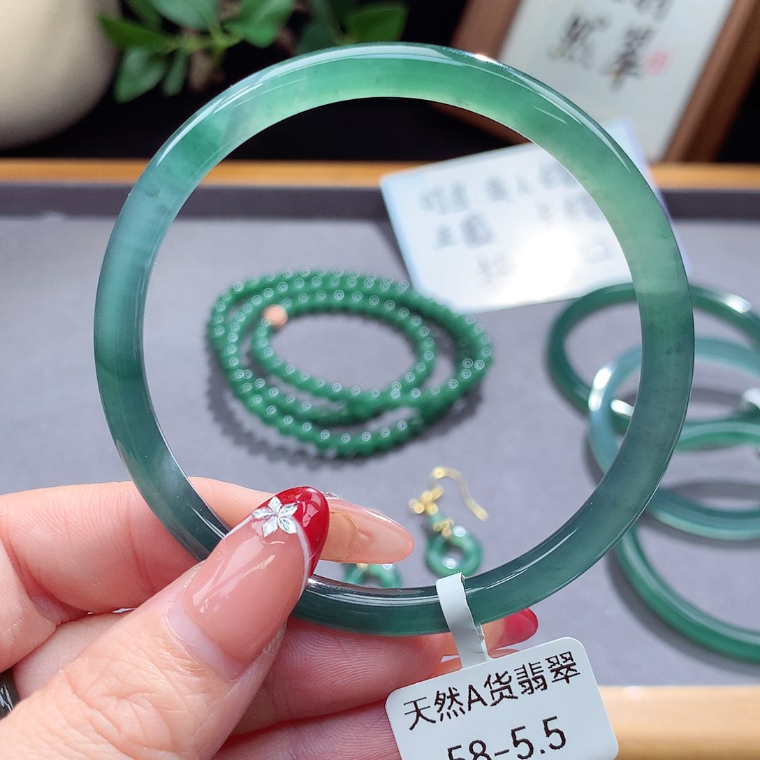 翡翠手镯（圆镯）未镶嵌