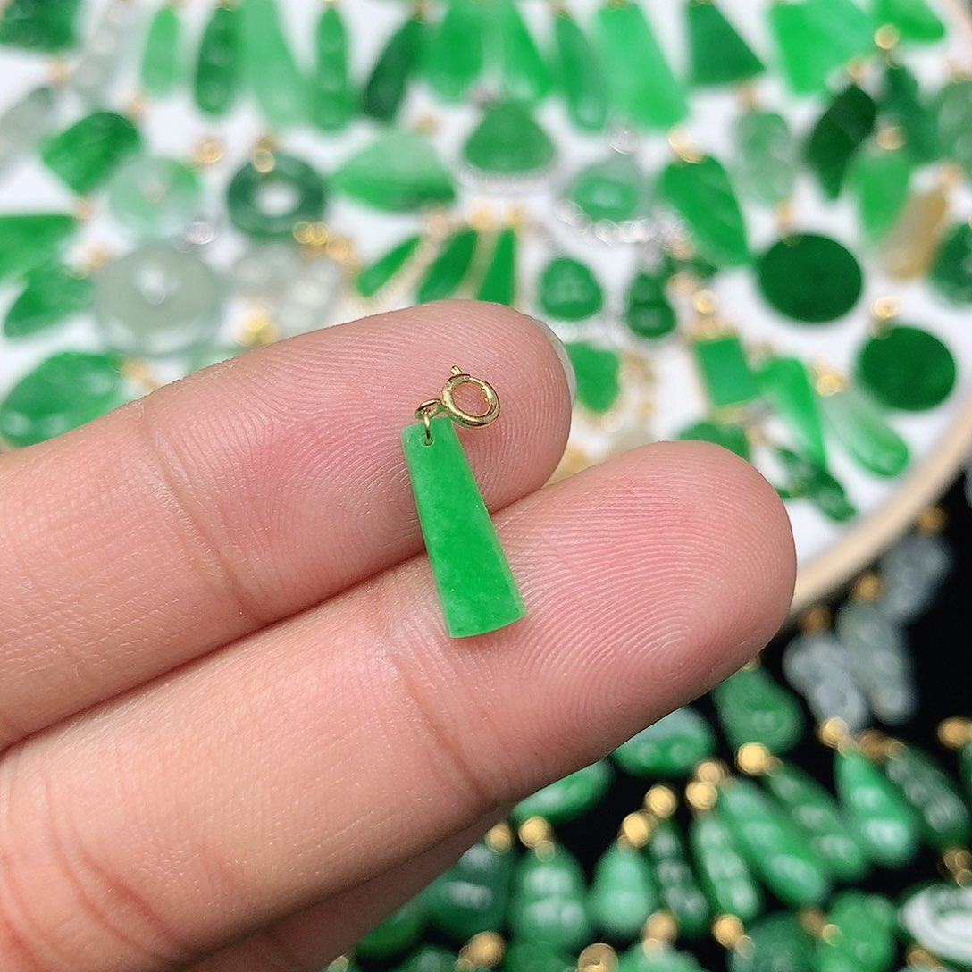 翡翠配石18K金扣 小巧精美飘阳绿小素面牌