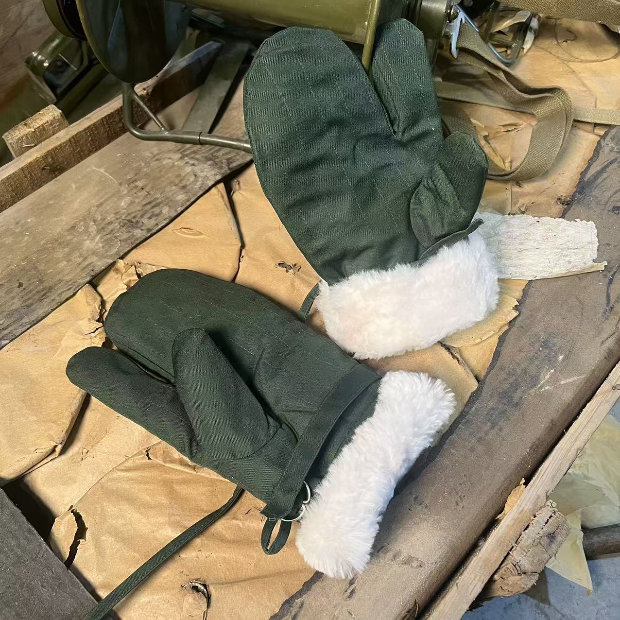 正品全新库存绿色保暖手套