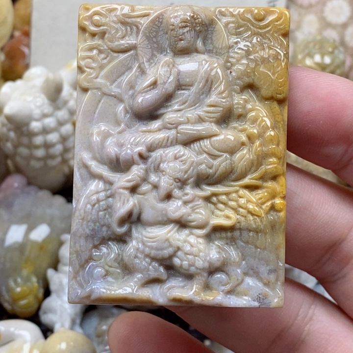 颈饰未镶嵌硅化珊瑚（珊瑚玉）有瑕