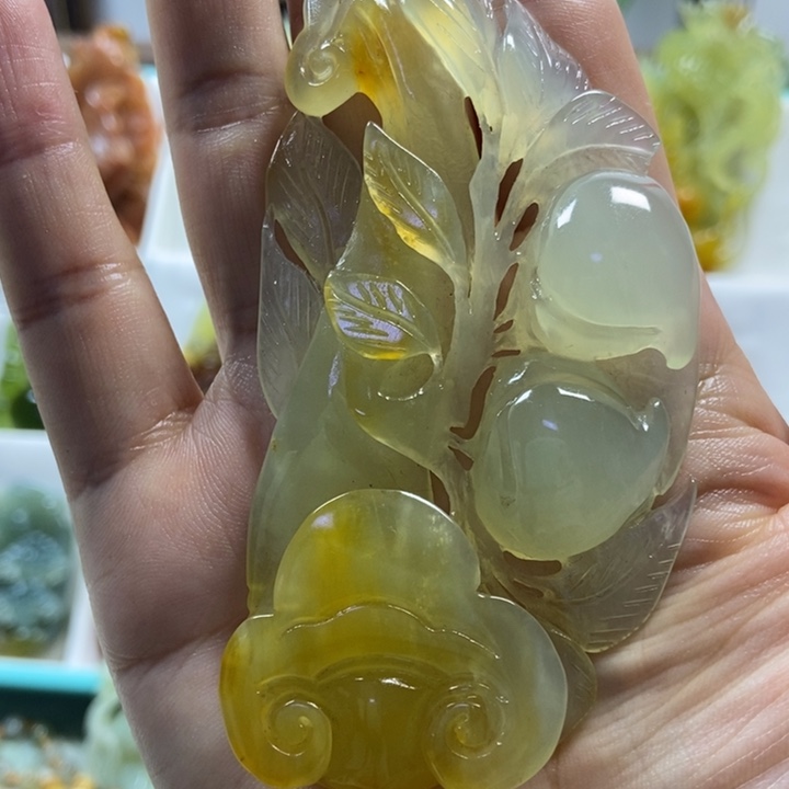 蛇纹石玉颈饰未镶嵌红***水