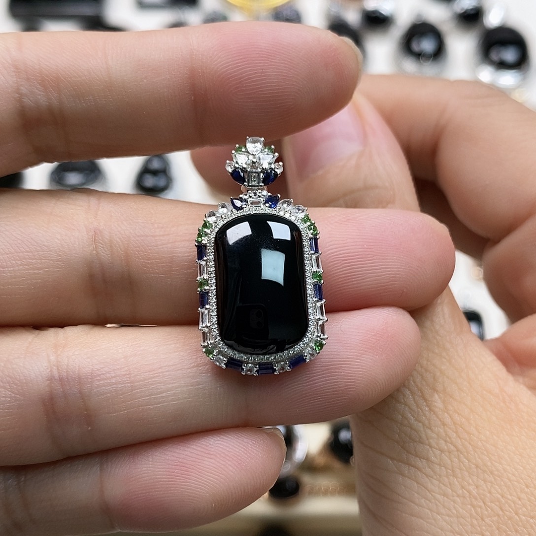 翡翠18K金镶嵌颈饰