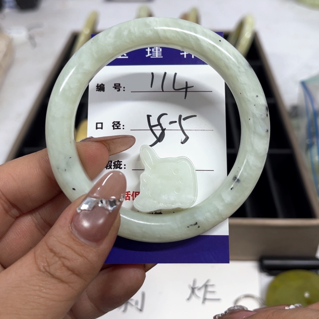 蛇纹石玉手镯未镶嵌