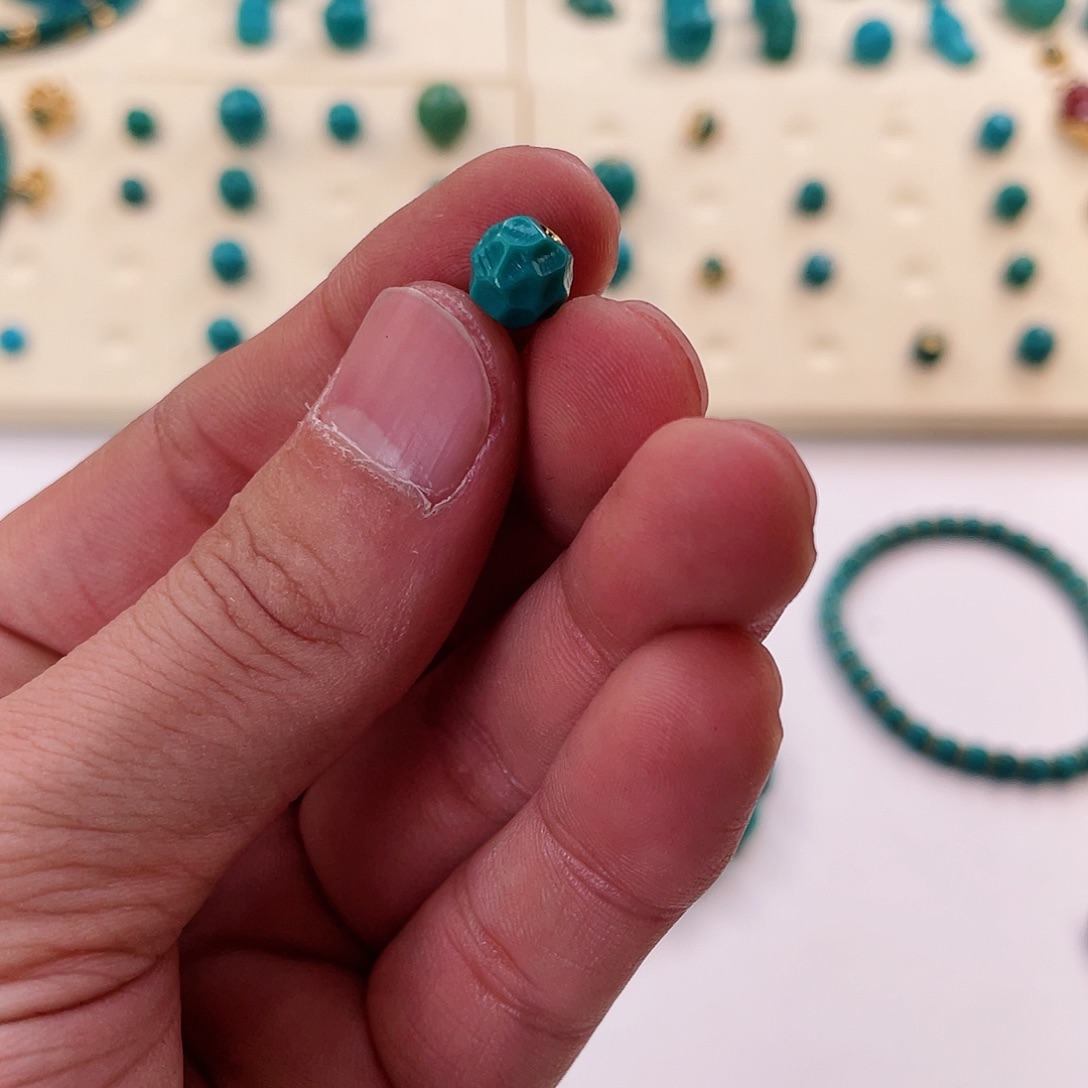 绿松石颈饰未镶嵌