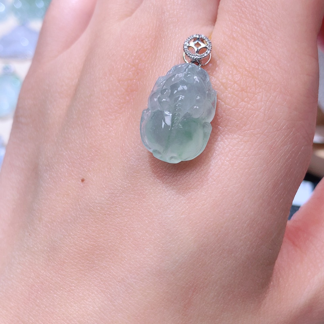 颈饰18K金镶嵌翡翠貔貅