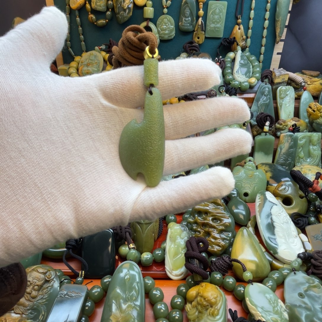 岫岩老玉（透闪石质玉）未镶嵌颈饰