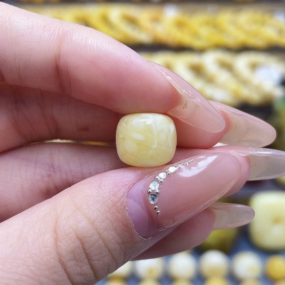 未镶嵌琥珀裸石12*10.5mm老型微瑕