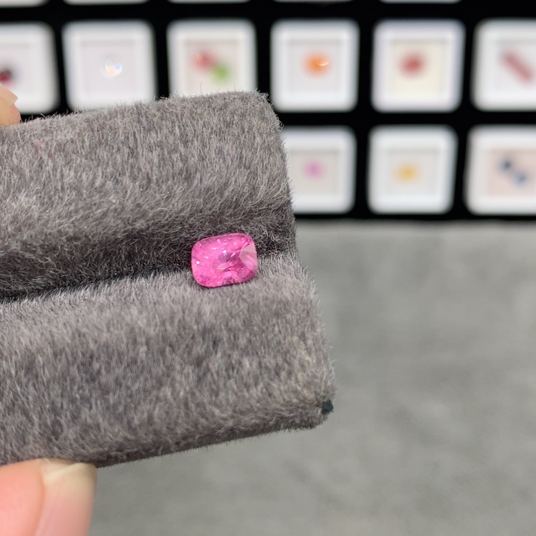 尖晶石裸石1克拉热粉色