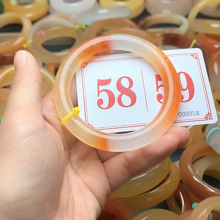 未镶嵌石英质玉（黄龙玉）手镯