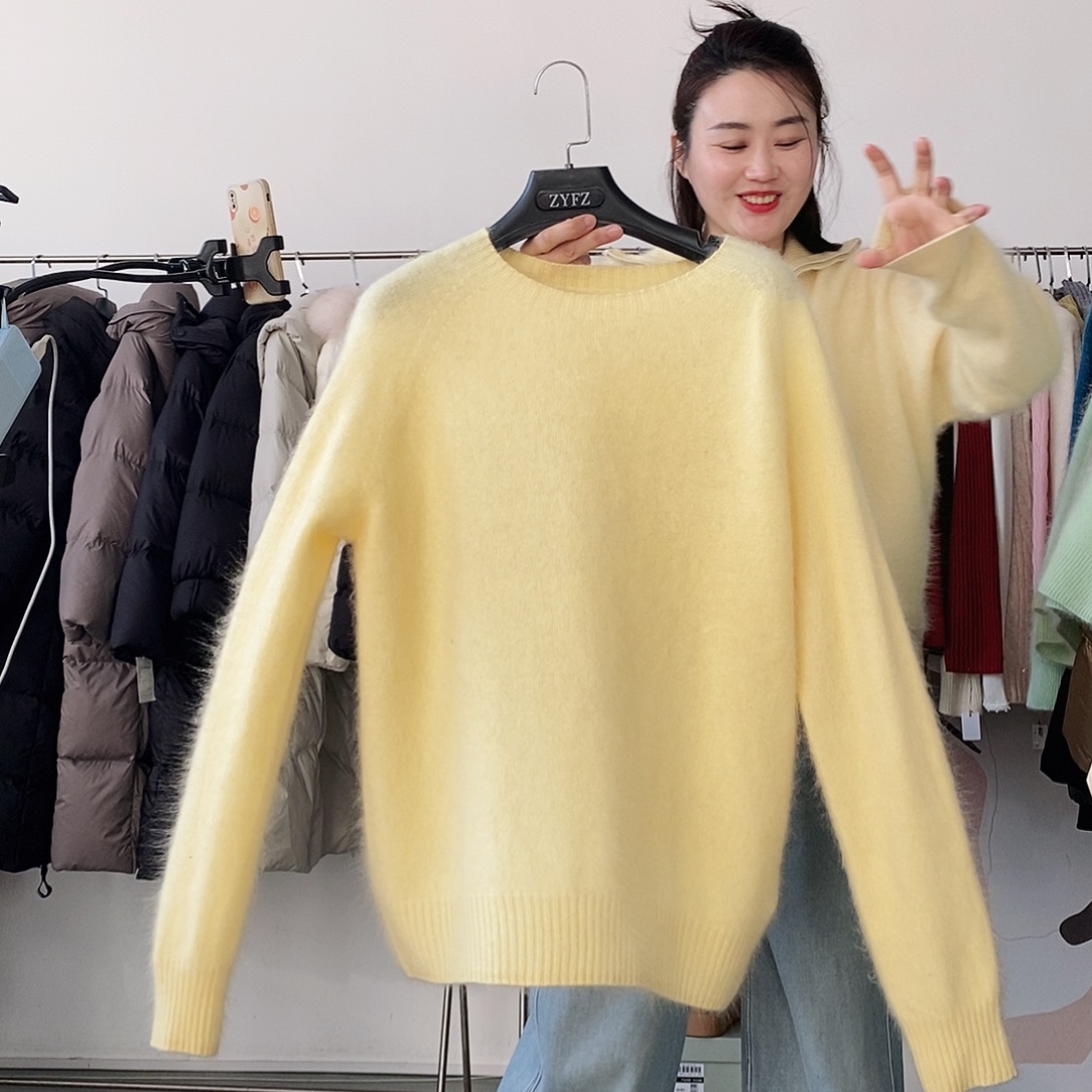 黄色圆领针织衫黄色