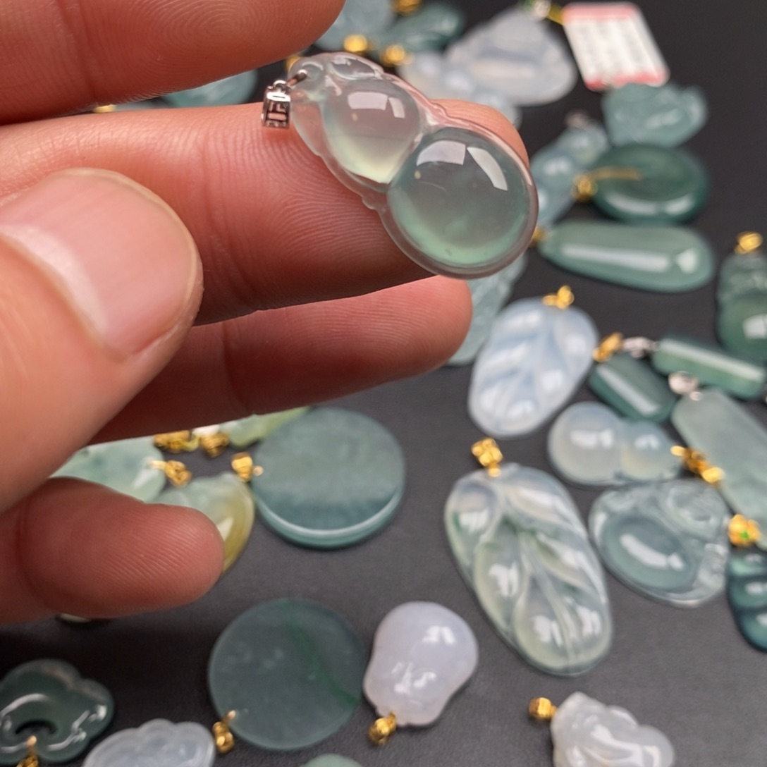 颈饰18K金镶嵌翡翠